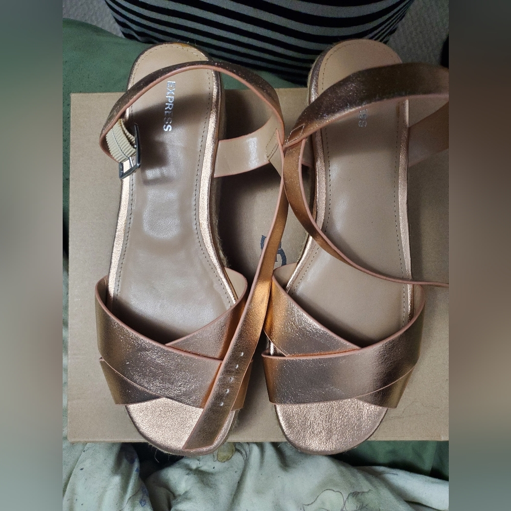 Womens size 10 platform sandals in rose gold